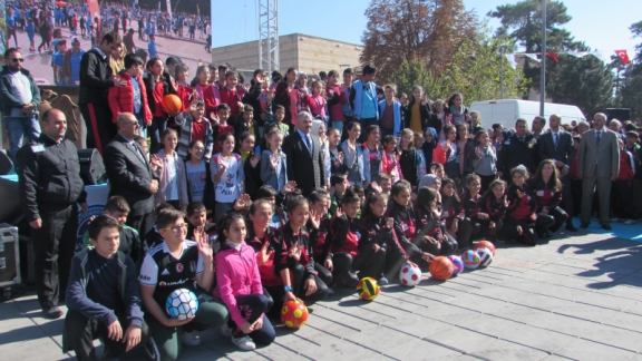 Kayseri Büyükşehir Belediyesi´nden Okullara Spor Desteği