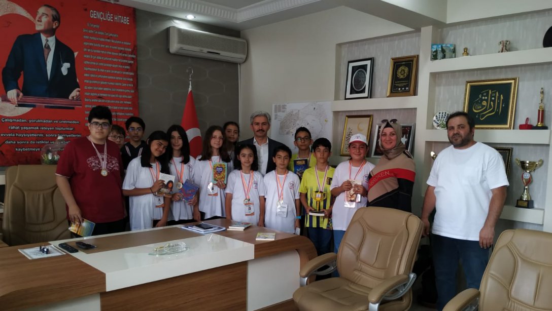 Şehit Abdullah Şaşdım Ortaokulu'nun Başarılı Robotik Kodlama Ekipleri Müdürlüğümüzü Ziyaret Ettiler