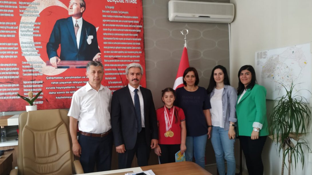 Şehit Duran Bayram İlkokulu Öğrencisi Zeynep Özcan Kelebek Yüzme Türkiye Birincisi Oldu