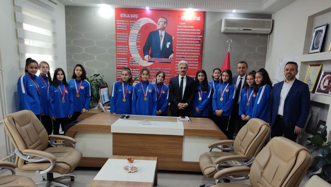 Osman Neyire Akgöz İmam Hatip Ortaokulu Voleybol Takımı Kayseri Şampiyonu
