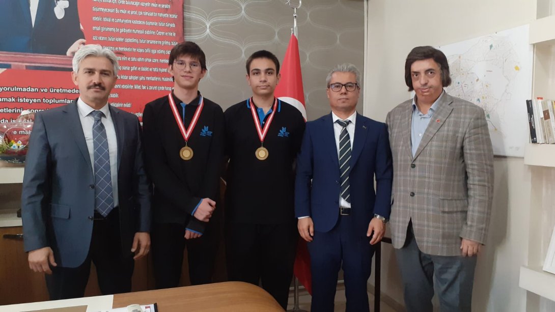 NASA Uluslararası Uzay Uygulamaları Yarışması'nda birinci olan Hidayet Aydoğan Sosyal Bilimler Lisesi öğrencileri Furkan Yalçın ve Ahmet Emin Atasoy