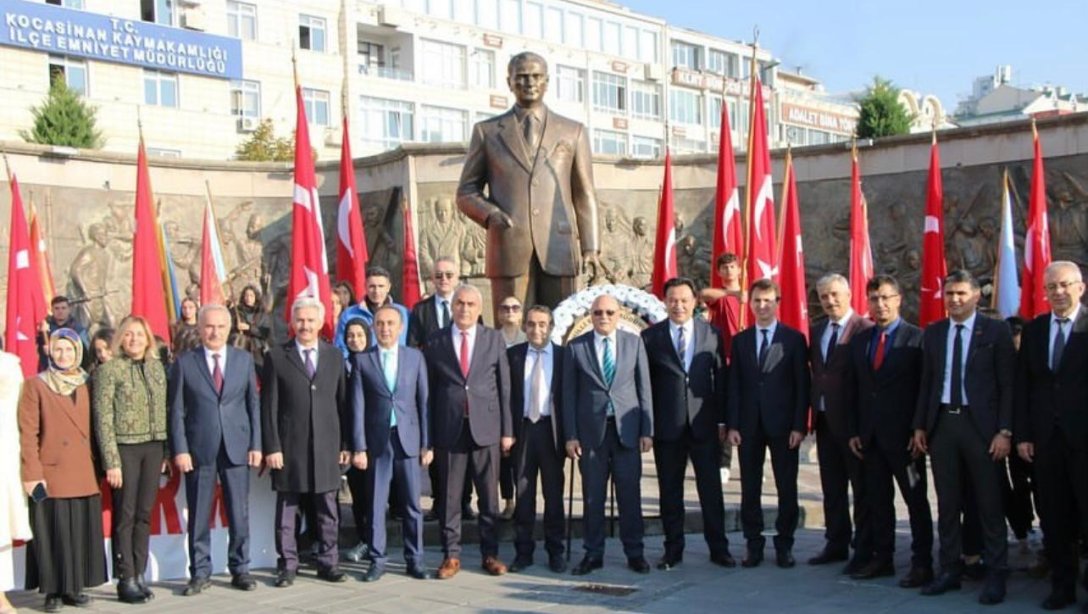 İlçe Milli Eğitim Müdürümüz Sayın Mustafa Elmalı; 24 Kasım Öğretmenler Günü münasebetiyle Cumhuriyet Meydanında gerçekleştirilen çelenk sunma törenine katıldı.