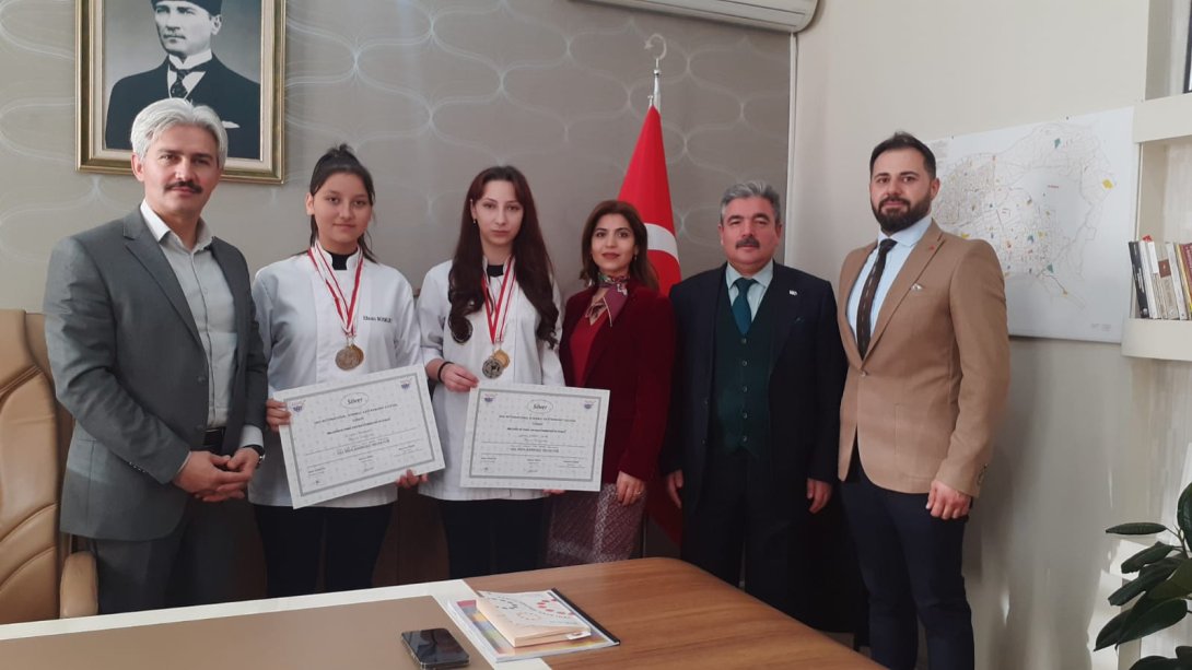 Halide Nusret Zorlutuna Mesleki ve Teknik Anadolu Lisesi Öğrencilerimizden Türkiye Aşçılar ve Şefler Federasyonu (TASFED) tarafından düzenlenen yarışmada Gümüş Madalya