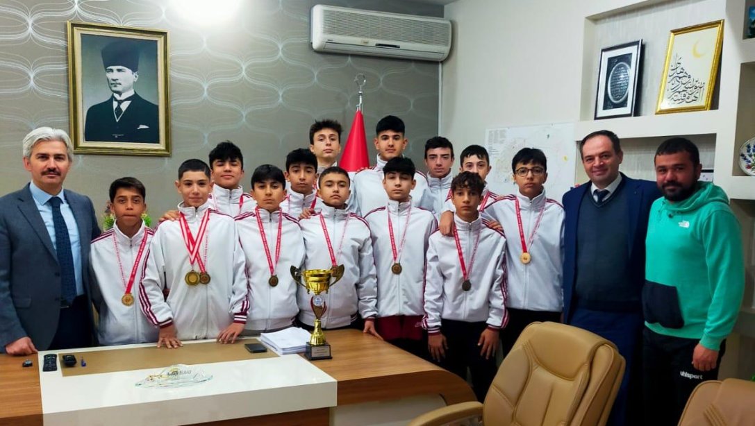 İlçe Milli Eğitim Müdürümüz Sayın Mustafa Elmalı, 75. yıl Mühibe Germirli Ortaokulu Futbol Takımımızı makamında kabul etti. 
