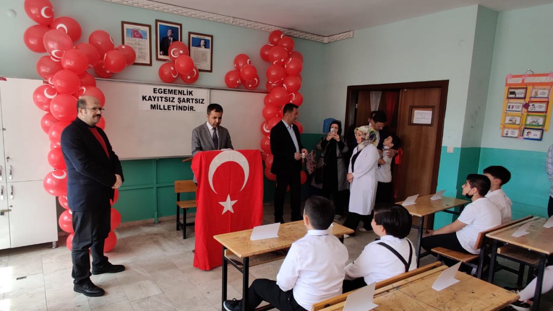 23 Nisan Ulusal Egemenlik ve Çocuk Bayramı kutlamaları Kapsamında Fatma Mustafa Hasçalık İlkokulu Öğrencileri Birinci Meclisin Açılısını Canlandırdılar