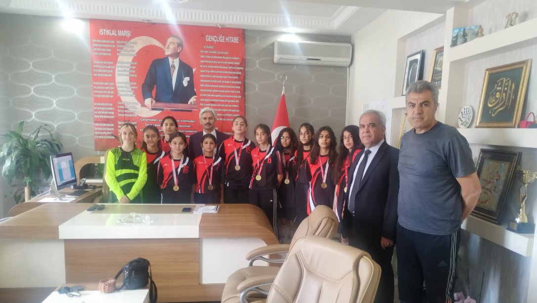 Şehit Abdullah Şaşdım Ortaokulu Kız Futsal Takımı İlçe Milli Eğitim Müdürümüz Sayın Mustafa Elmalı'yı Ziyaret Ettiler