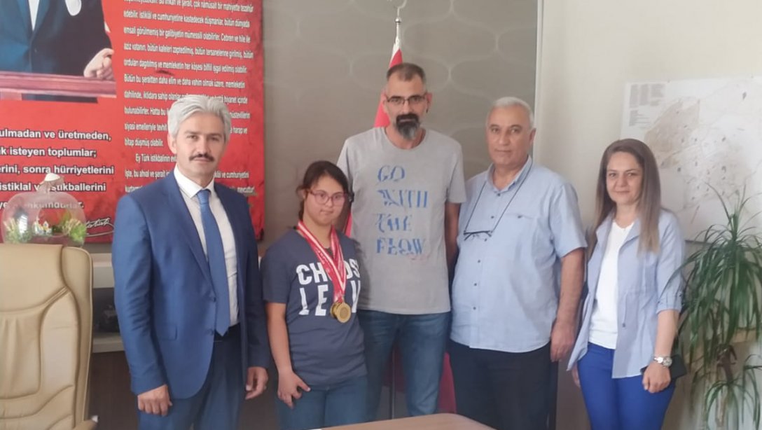 Dört Dalda Türkiye Şampiyonu Olan Özel Yüzücümüz İlçe Milli Eğitim Müdürümüzü Ziyaret Etti