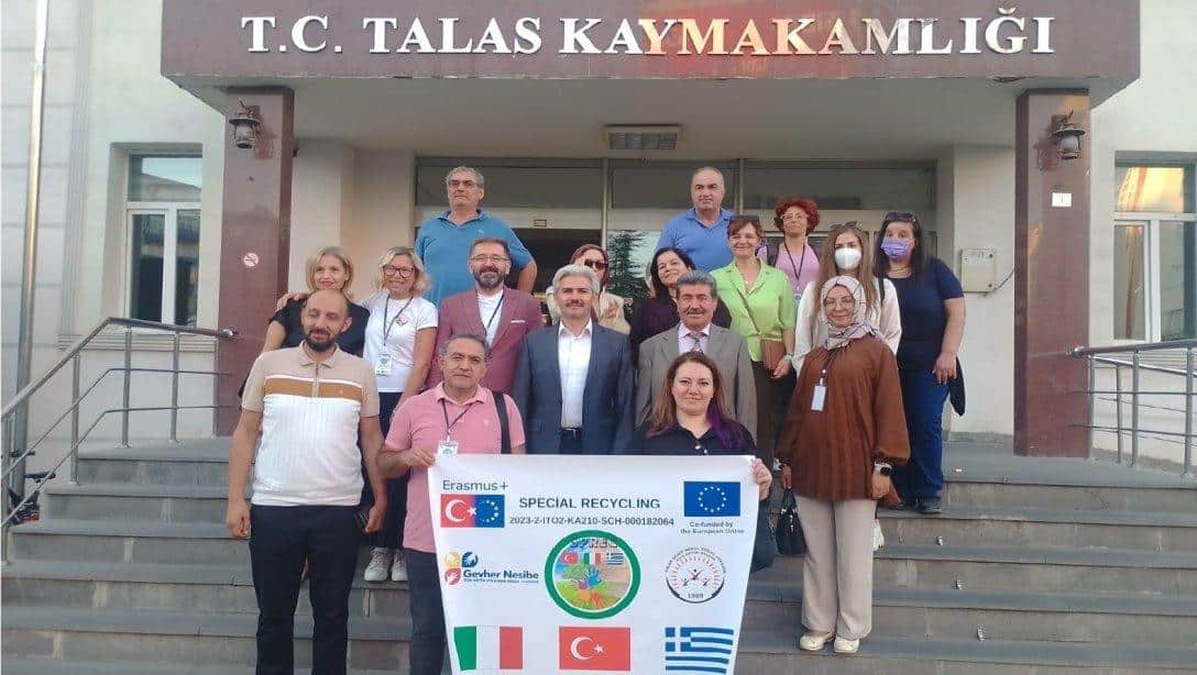 Erasmus Projesi Kapsamında Ülkemizde Bulunan İtalya ve Yunanistan'lı misafirlerimizden, İlçe Milli Eğitim Müdürümüz Mustafa ELMALI'ya  Ziyaret